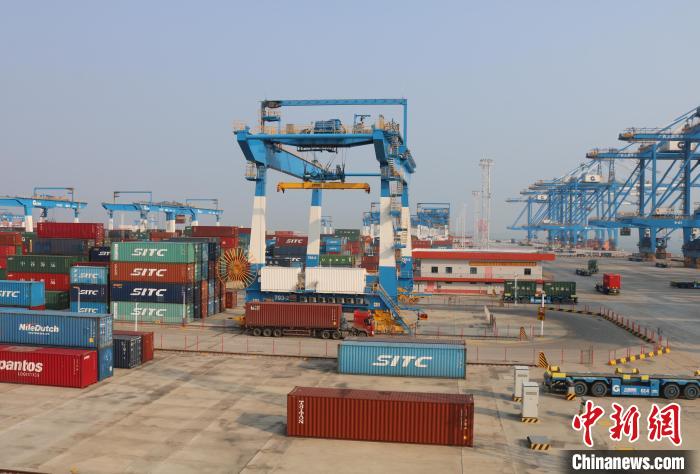 北部灣港欽州自動(dòng)化集裝箱碼頭。　陳秋霞 攝