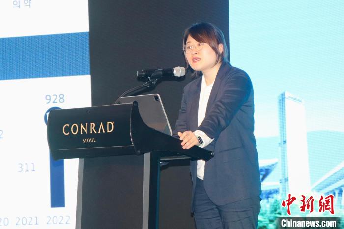 韓國大韓貿(mào)易投資振興公社外國投資監(jiān)察辦公室科長樸金蘭致辭。　萬佳欣 攝