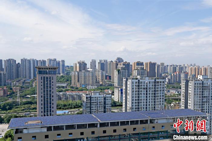 圖為輝騰能源在重慶市九龍坡區(qū)留學生創(chuàng)業(yè)園屋頂建設的光伏發(fā)電示范項目。　受訪企業(yè)供圖