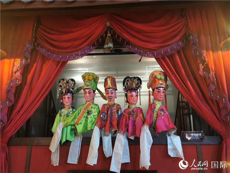 3D公仔戲臺。人民網(wǎng)記者 符園園攝