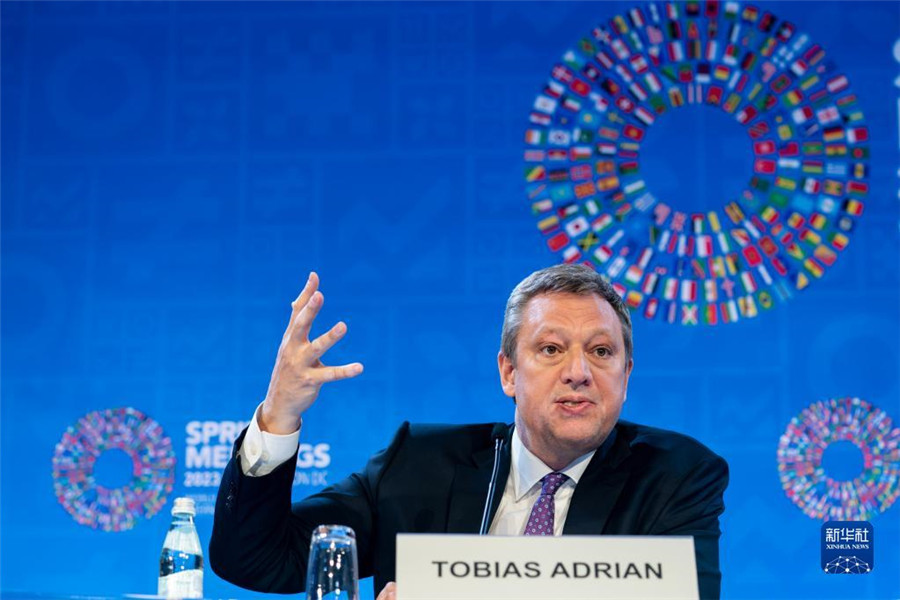 4月11日，在美國華盛頓，IMF貨幣與資本市場部主任托比亞斯·阿德里安出席記者會。新華社記者 劉杰 攝