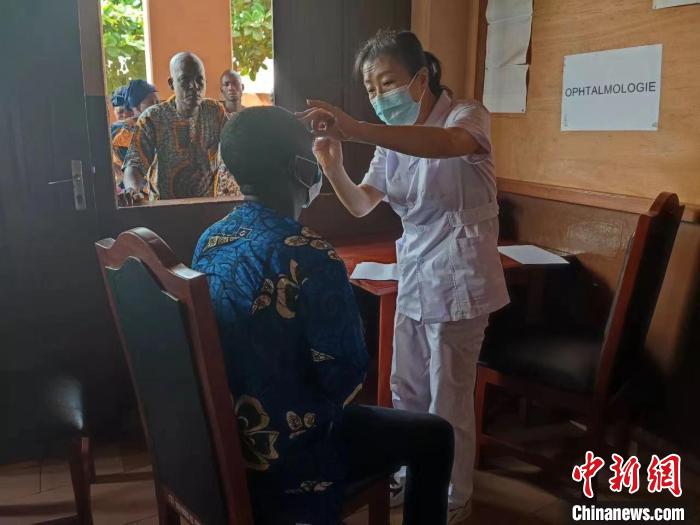 義診現(xiàn)場?！≈袊?寧夏)第26批援貝寧醫(yī)療隊(duì) 供圖