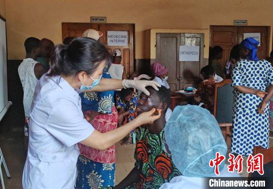 義診現(xiàn)場?！≈袊?寧夏)第26批援貝寧醫(yī)療隊(duì) 供圖
