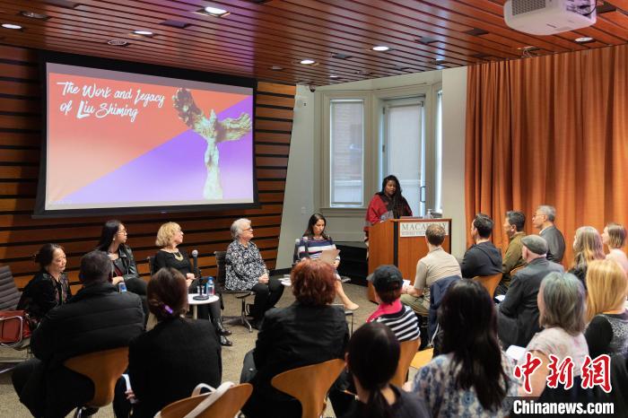 4月11日，紐約市立大學(xué)麥考利榮譽(yù)學(xué)院院長達(dá)拉·伯恩主持劉士銘雕塑作品《想飛的人》收藏揭幕儀式。　劉士銘藝術(shù)基金會 供圖