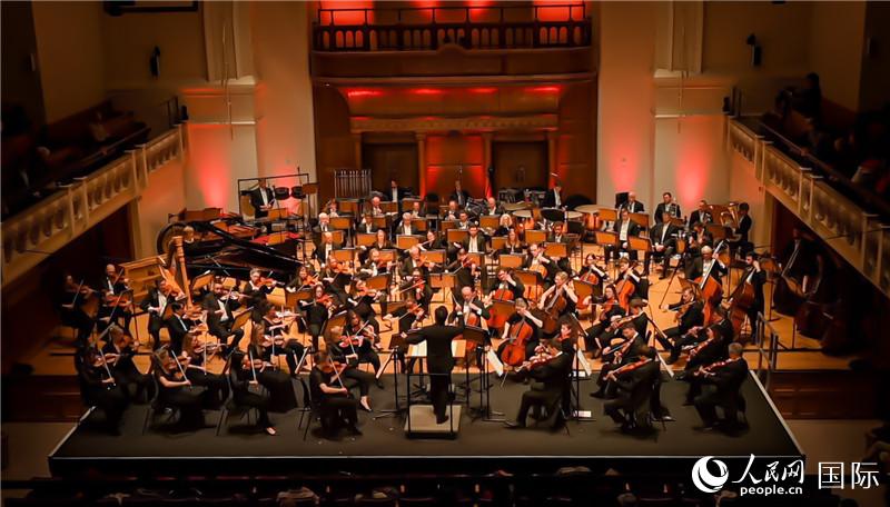 “東西之間”交響音樂會(huì)在倫敦舉辦。人民網(wǎng) 郭錦標(biāo)攝