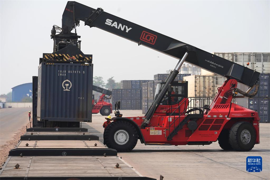 4月15日，老中鐵路有限公司的工人在老撾萬象南站裝載貨物。萬象南站是中老鐵路老撾段主要貨運(yùn)站，靠近老撾與泰國邊境。因其獨(dú)特的地理位置和物流轉(zhuǎn)運(yùn)配送區(qū)位優(yōu)勢，萬象南站成為中老泰等國貨物中轉(zhuǎn)的“旱碼頭”。新華社記者 邢廣利 攝