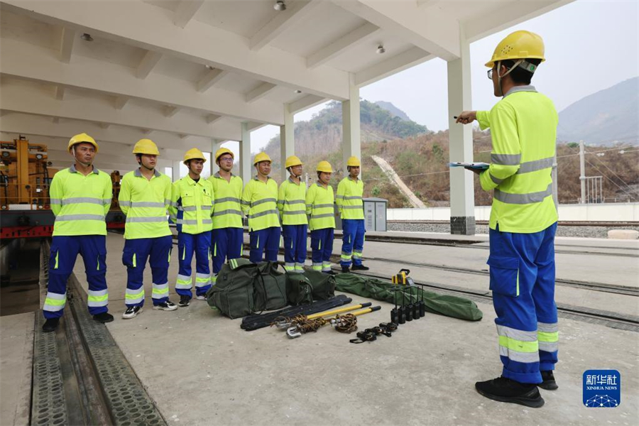 4月17日，瑯勃拉邦維保管理中心的工人在老撾瑯勃拉邦站附近進行接觸網(wǎng)維修保養(yǎng)演練?，槻罹S保管理中心由中國鐵路昆明局集團公司普洱基礎設施段按異地車間管理，根據(jù)昆明鐵路局與老中鐵路有限公司簽訂的中老鐵路固定設備維管合同，負責老撾境內(nèi)磨丁至萬象南段工務、供電、信號等固定設備養(yǎng)護維修及管理工作。新華社記者 邢廣利 攝