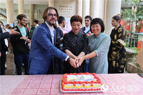 活動現(xiàn)場，田敏總領事與里約天主教大學孔子學院中外方院長共同切蛋糕祝賀中文日活動成功舉辦。人民網(wǎng)記者時元皓 攝