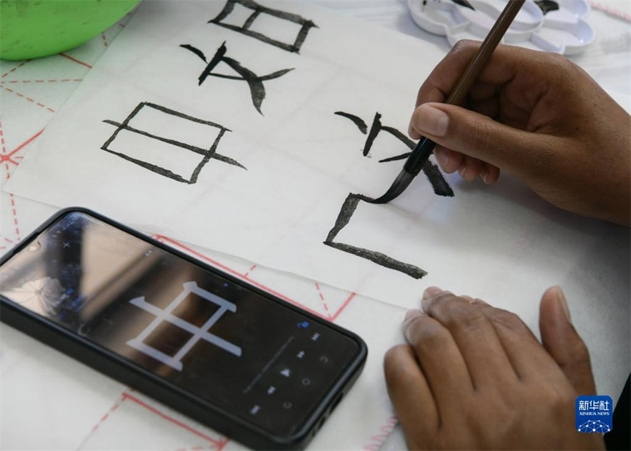 4月18日，肯尼亞學(xué)生在內(nèi)羅畢大學(xué)孔子學(xué)院舉辦的活動(dòng)上寫(xiě)毛筆字?？夏醽唭?nèi)羅畢大學(xué)孔子學(xué)院18日舉辦“中文，增進(jìn)文明對(duì)話(huà)”主題活動(dòng)，慶祝即將到來(lái)的第14個(gè)聯(lián)合國(guó)中文日。肯尼亞學(xué)生參與互動(dòng)，進(jìn)行書(shū)法、剪紙、唱中文歌等活動(dòng)。新華社記者 韓旭 攝