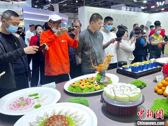 游客對展品充滿興趣。　汪軼文 攝