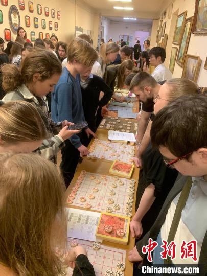 4月21日，莫斯科國立語言大學(xué)孔子學(xué)院附屬中學(xué)舉辦“國際中文日”活動，學(xué)生們學(xué)習(xí)中國象棋?！∧箍茋⒄Z言大學(xué)孔子學(xué)院 供圖