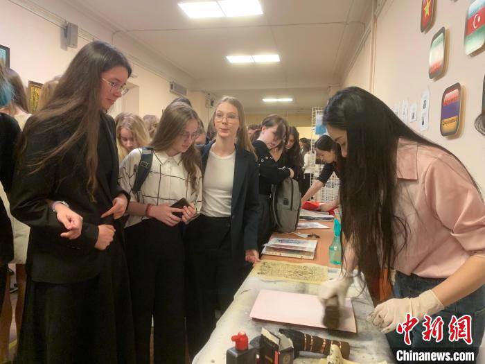 4月21日，莫斯科國立語言大學(xué)孔子學(xué)院附屬中學(xué)舉辦“國際中文日”活動，學(xué)生們體驗雕版印刷?！∧箍茋⒄Z言大學(xué)孔子學(xué)院 供圖