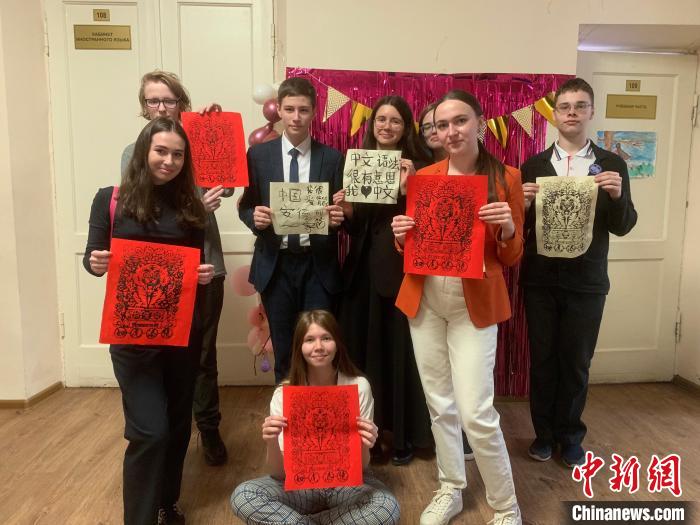 4月21日，莫斯科國立語言大學(xué)孔子學(xué)院附屬中學(xué)舉辦“國際中文日”活動，學(xué)生們展示自己的學(xué)習(xí)成果?！∧箍茋⒄Z言大學(xué)孔子學(xué)院 供圖