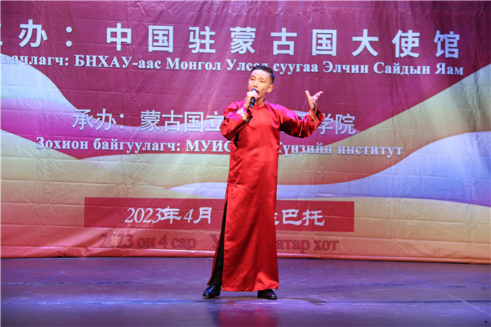 一等獎選手賀希格中學的包勒爾德表演貫口《玲瓏塔》。蒙古國立大學孔子學院供圖
