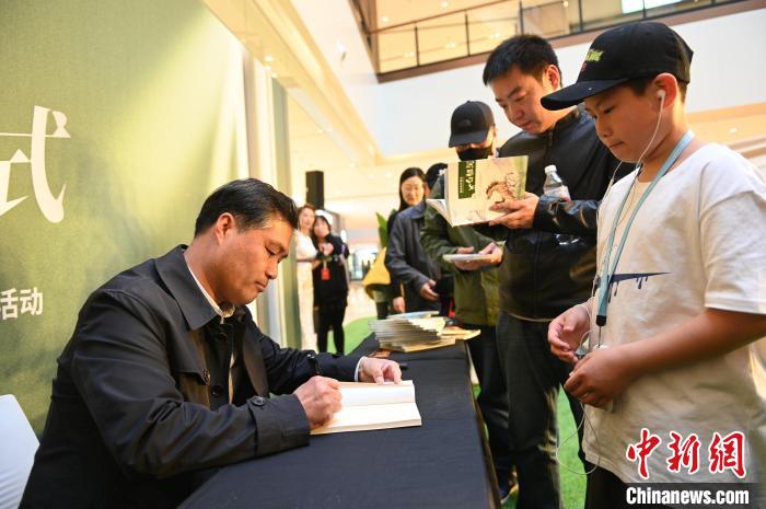 薛濤進(jìn)行圖書(shū)簽售。　于海洋 攝