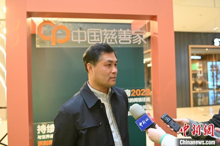 薛濤接受采訪?！∮诤Ｑ?攝