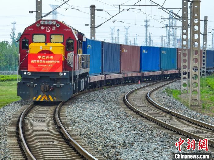 中歐班列長(zhǎng)安號(hào)俄羅斯菜籽油回程石羊集團(tuán)專列順利抵達(dá)西安國(guó)際港站?！∥靼矅?guó)際港務(wù)區(qū)供圖