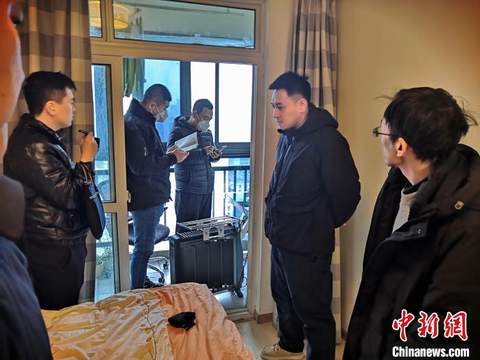 丹東市公安局民警抓捕犯罪嫌疑人，在其家中進(jìn)行搜查?！〉|市公安局供圖