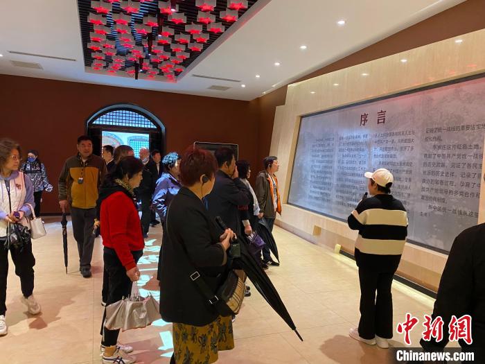 中共中央統(tǒng)戰(zhàn)部舊址里參觀者絡繹不絕?！±顣詡?攝