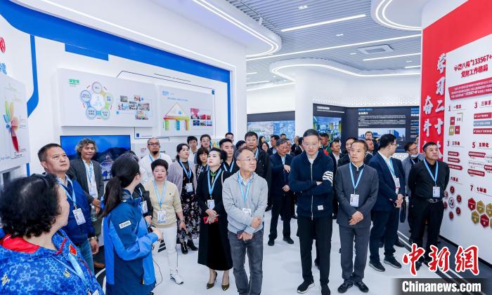 僑商、僑胞們考察金漪湖科創(chuàng)智造平臺(tái)重大基礎(chǔ)設(shè)施項(xiàng)目。　主辦方供圖