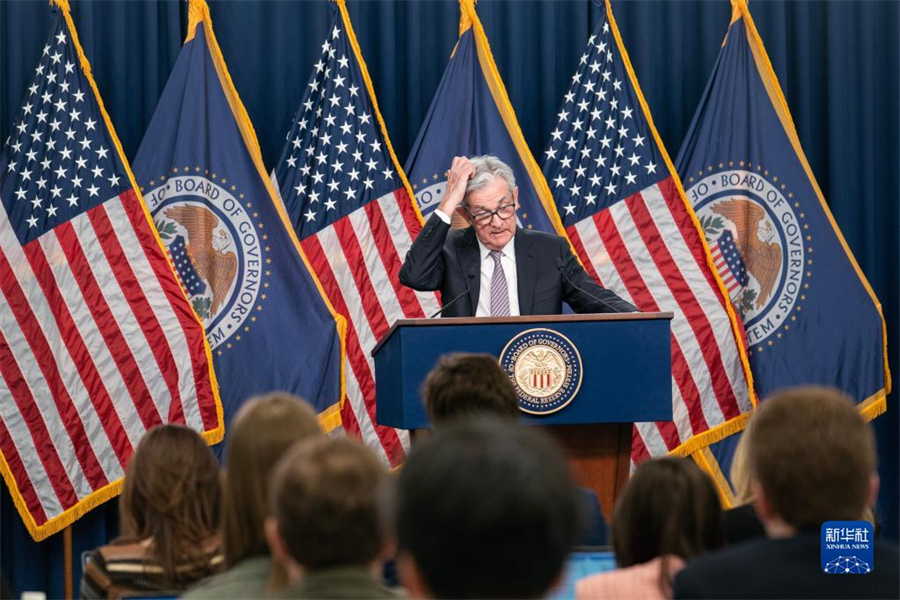 5月3日，美國(guó)聯(lián)邦儲(chǔ)備委員會(huì)主席鮑威爾在華盛頓出席新聞發(fā)布會(huì)。美國(guó)聯(lián)邦儲(chǔ)備委員會(huì)3日結(jié)束為期兩天的貨幣政策會(huì)議，宣布再次將聯(lián)邦基金利率目標(biāo)區(qū)間上調(diào)25個(gè)基點(diǎn)到5%至5.25%之間。新華社記者劉杰攝