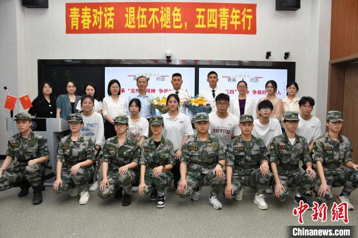 受邀功臣同師生代表合影。　漳州市退役軍人事務局供圖