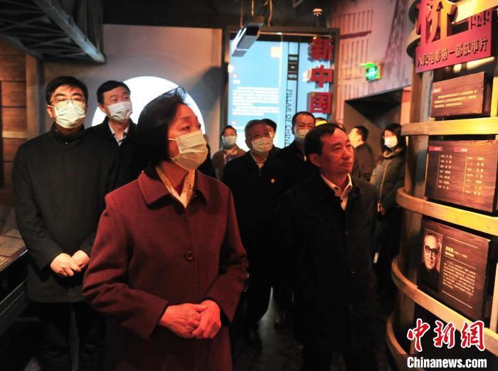 臺(tái)盟中央主席蘇輝近日率調(diào)研組赴吉林開展重點(diǎn)考察調(diào)研。圖為在長影舊址博物館考察吉林特色文化產(chǎn)業(yè)發(fā)展。　高龍安 攝