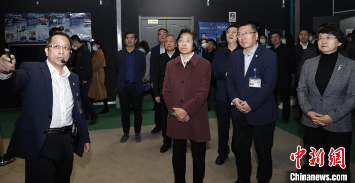 臺(tái)盟中央主席蘇輝近日率調(diào)研組赴吉林、遼寧開展重點(diǎn)考察調(diào)研。圖為在中航工業(yè)沈陽飛機(jī)設(shè)計(jì)研究所調(diào)研。　臺(tái)盟中央供圖