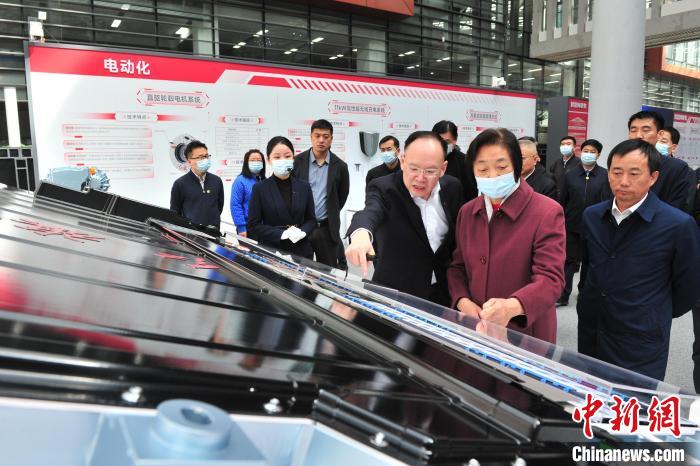 臺(tái)盟中央主席蘇輝近日率調(diào)研組赴吉林開展重點(diǎn)考察調(diào)研。圖為在中國第一汽車集團(tuán)有限公司調(diào)研?！「啐埌?攝