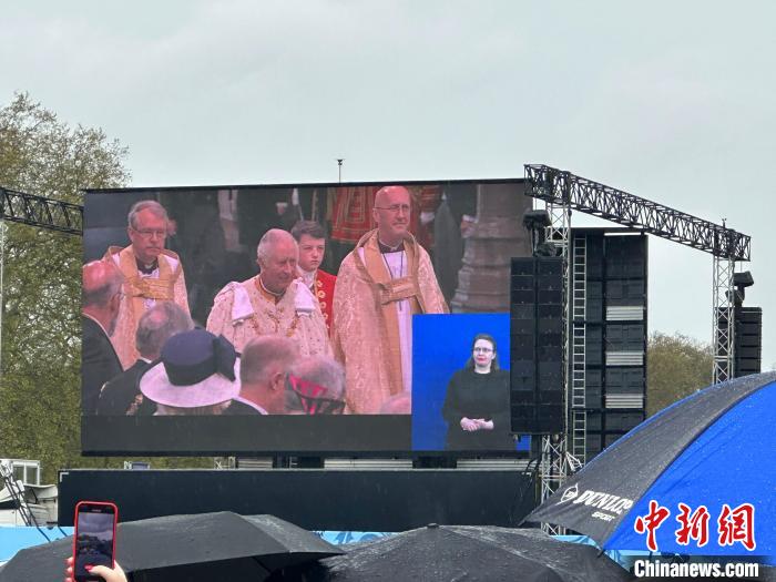 當(dāng)?shù)貢r(shí)間5月6日，英國國王查爾斯三世的加冕儀式舉行。民眾雨中觀看儀式?！W陽開宇 攝