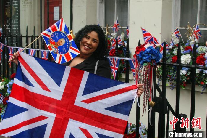 當(dāng)?shù)貢r(shí)間5月6日，英國國王查爾斯三世的加冕儀式舉行。圖為前往觀禮區(qū)的民眾。　張平 攝