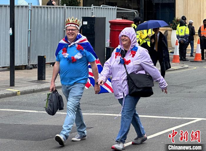 當(dāng)?shù)貢r(shí)間5月6日，英國國王查爾斯三世的加冕儀式舉行。圖為前往觀禮區(qū)的民眾?！W陽開宇 攝