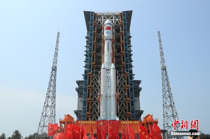 圖為轉(zhuǎn)運現(xiàn)場。攝影 邱立軍 黃國暢