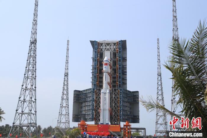 北京時(shí)間5月7日，天舟六號貨運(yùn)飛船與長征七號遙七運(yùn)載火箭組合體垂直轉(zhuǎn)運(yùn)至發(fā)射區(qū)?！∏窳④?黃國暢 攝
