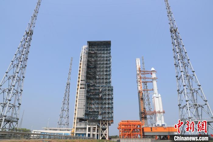 北京時(shí)間5月7日，天舟六號貨運(yùn)飛船與長征七號遙七運(yùn)載火箭組合體垂直轉(zhuǎn)運(yùn)至發(fā)射區(qū)?！∏窳④?黃國暢 攝