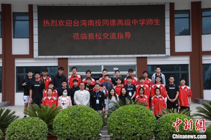 兩岸學生共同參觀了高平市第一中學校史展覽館。　主辦方供圖