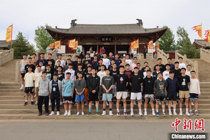 比賽結束后，兩岸學生參訪高平炎帝陵?！≈鬓k方供圖