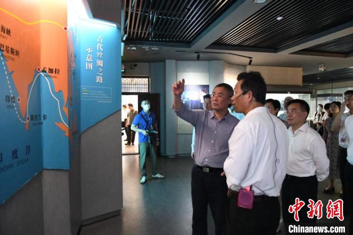 圖為蔡達(dá)峰一行在合浦漢代文化博物館考察?！×趾?攝