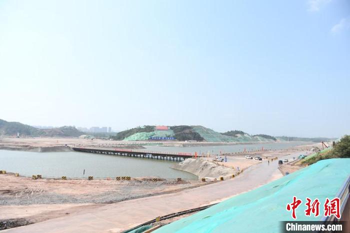圖為平陸運(yùn)河青年樞紐工程項(xiàng)目現(xiàn)場?！×趾?攝