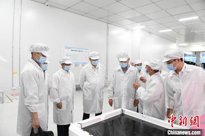 圖為蔡達(dá)峰一行在惠科電子(北海)科技產(chǎn)業(yè)園調(diào)研。　林浩 攝