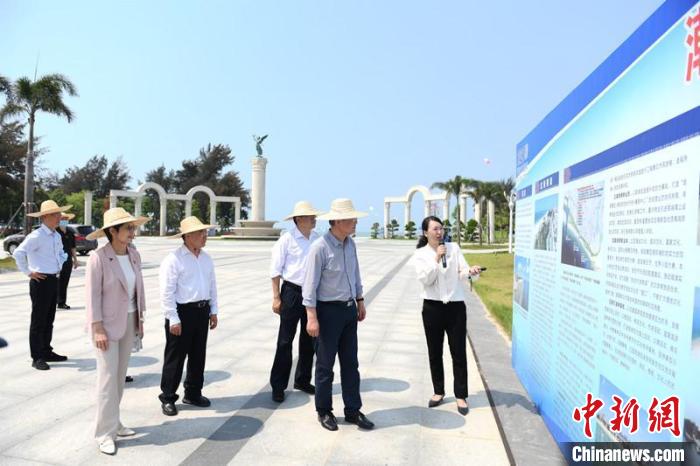 圖為蔡達(dá)峰一行了解北海銀灘景區(qū)改造提升工程情況?！×趾?攝