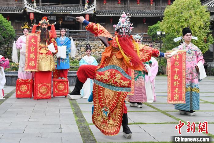 “00后”戲曲演員在楓香瑤寨表演溆浦辰河目連戲?！钊A峰 攝