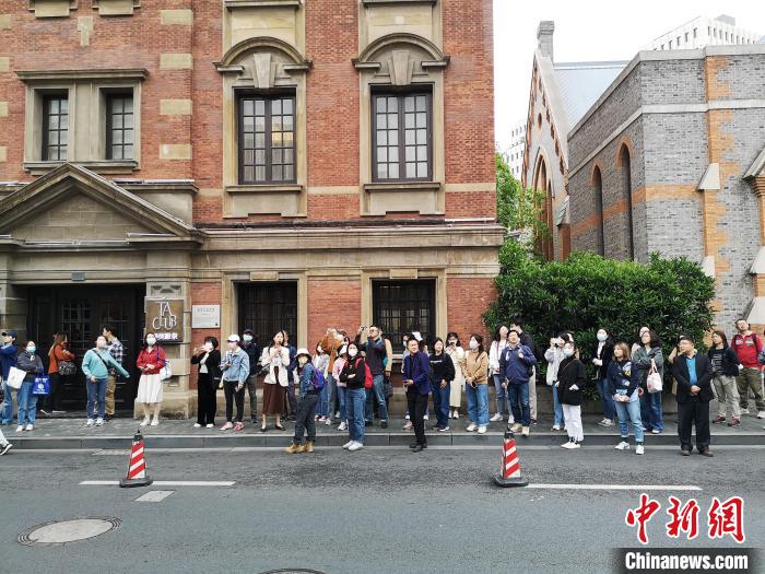 新階層人士走讀“外灘源”?！》队畋?攝