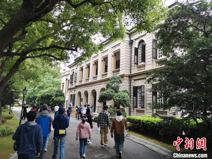 新階層人士參觀英國駐滬領事館。　范宇斌 攝