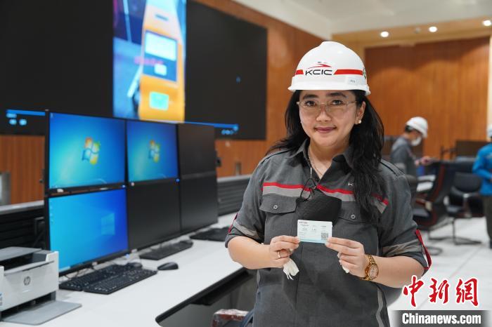 5月8日，客票系統(tǒng)負(fù)責(zé)人展示樣票。趙玅圓 攝