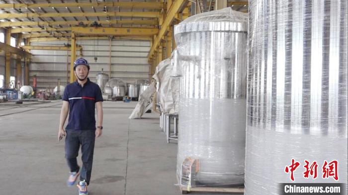 汪光典在不銹鋼罐體生產(chǎn)車(chē)間?！垈髅?攝