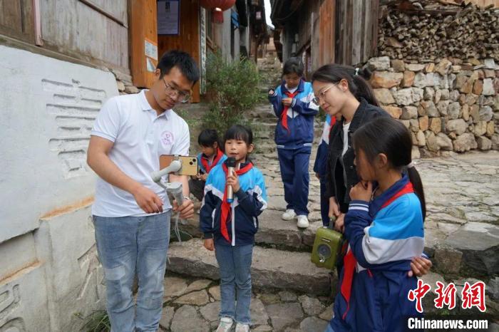 杜曉帆與該中心教師團隊積極探索文化遺產(chǎn)方法論，深耕鄉(xiāng)村遺產(chǎn)領域。　復旦大學國土與文化資源研究中心供圖