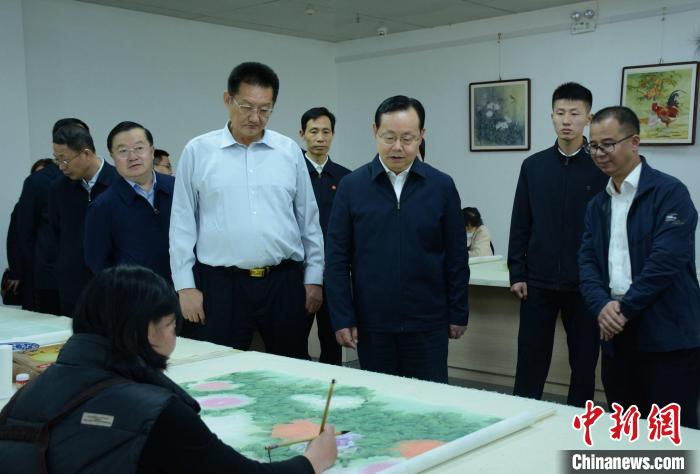 致公黨中央主席蔣作君近日率調(diào)研組赴山東開(kāi)展重點(diǎn)考察調(diào)研。圖為在菏澤市巨野縣書(shū)畫(huà)院調(diào)研?！五?攝