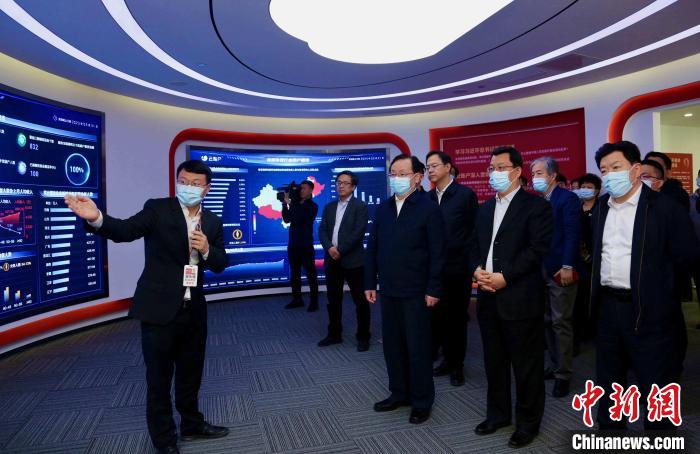 致公黨中央主席蔣作君率調(diào)研組赴天津開(kāi)展重點(diǎn)考察調(diào)研。圖為在云賬戶(hù)共享經(jīng)濟(jì)信息咨詢(xún)有限公司調(diào)研。　劉俊蒼 攝