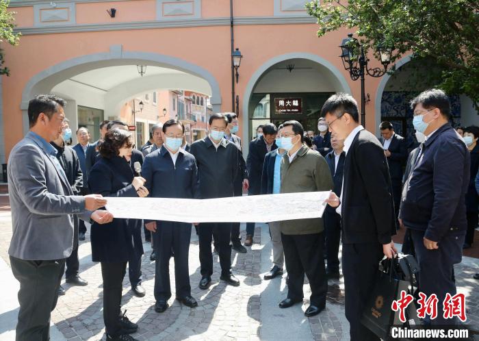 致公黨中央主席蔣作君近日率調(diào)研組赴天津開(kāi)展重點(diǎn)考察調(diào)研。圖為在佛羅倫薩小鎮(zhèn)調(diào)研?！⒖∩n 攝